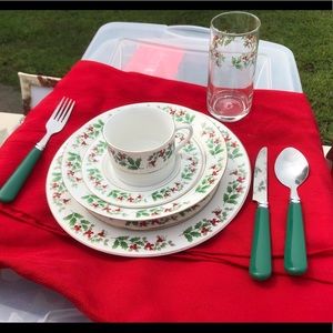 Gibson Christmas dish set. COMPLETE SET